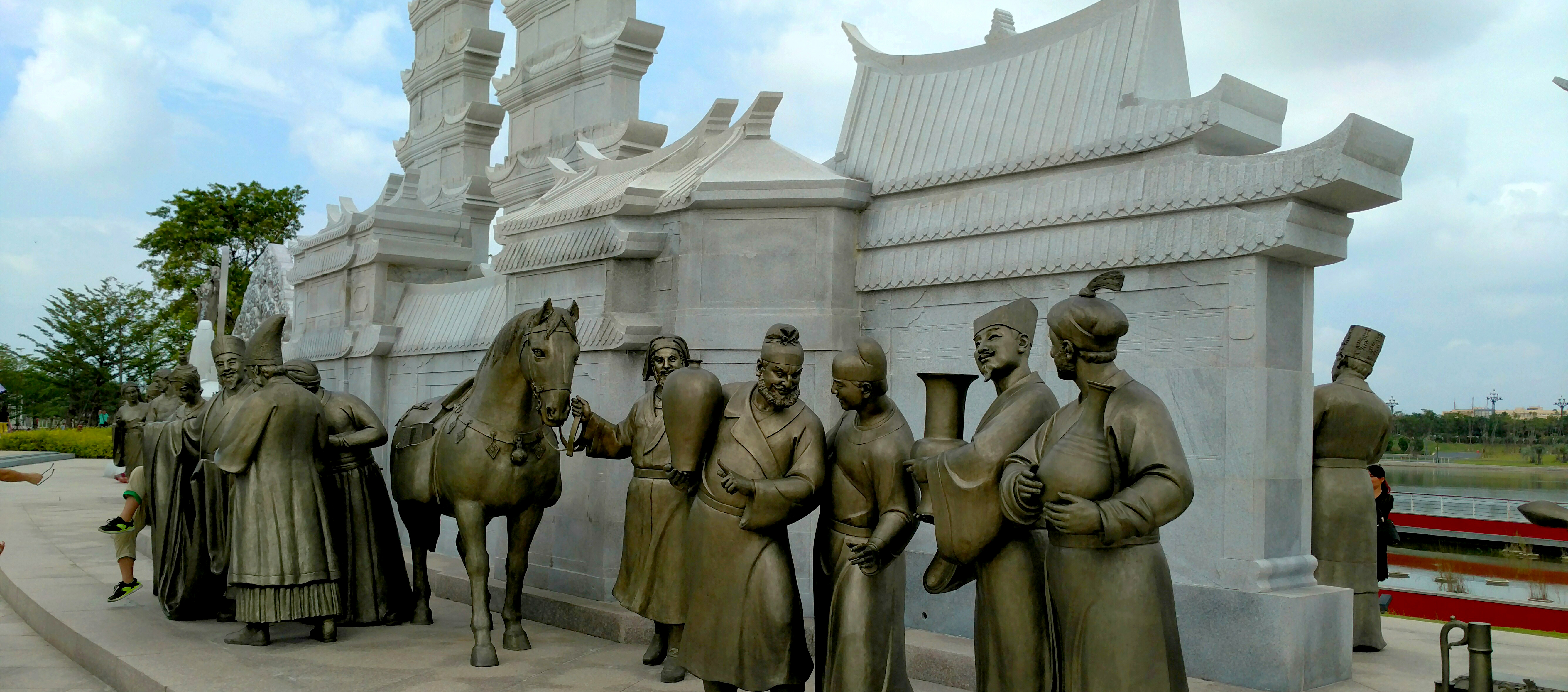 如何去除青铜雕塑上的铜绿？